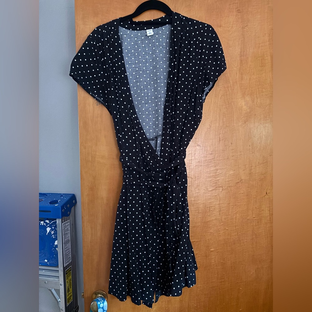 Old Navy polka dot wrap dress size XL

Black and white